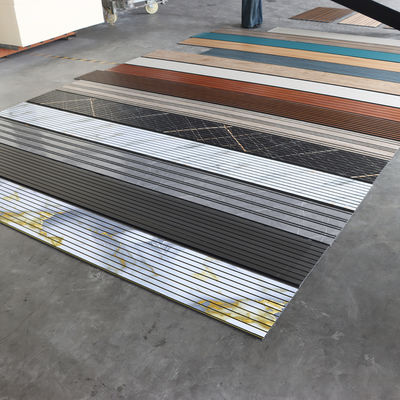 বাণিজ্যিক মানের পিভিসি সিলিং প্যানেল দেয়ালের জন্য জলরোধী আর্দ্রতা প্রতিরোধী পিভিসি ওয়াল বোর্ড দোকান হোটেল রেস্টুরেন্টের জন্য