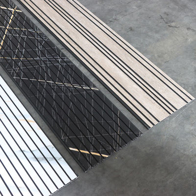 জলরোধী অগ্নিরোধী পিভিসি ওয়াল প্যানেল লাইটওয়েট সহজ ইনস্টলেশন বাথরুম রান্নাঘর লিভিং রুমের জন্য অভ্যন্তরীণ বাইরের ওয়াল বোর্ড