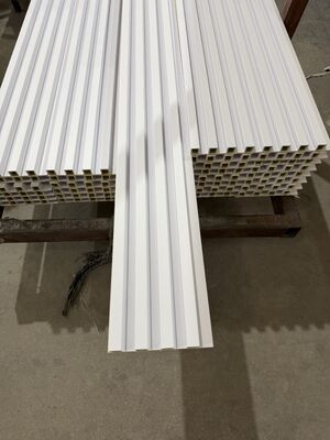 কাস্টমাইজড পরিবেশ-বান্ধব ইন্ডোর ইরেগুলার গ্রিল ডব্লিউপিসি ওয়াল প্যানেল ১৬০x২৪ ক্ল্যাডিং