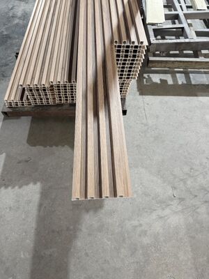 কাস্টমাইজড পরিবেশ-বান্ধব ইন্ডোর ইরেগুলার গ্রিল ডব্লিউপিসি ওয়াল প্যানেল ১৬০x২৪ ক্ল্যাডিং