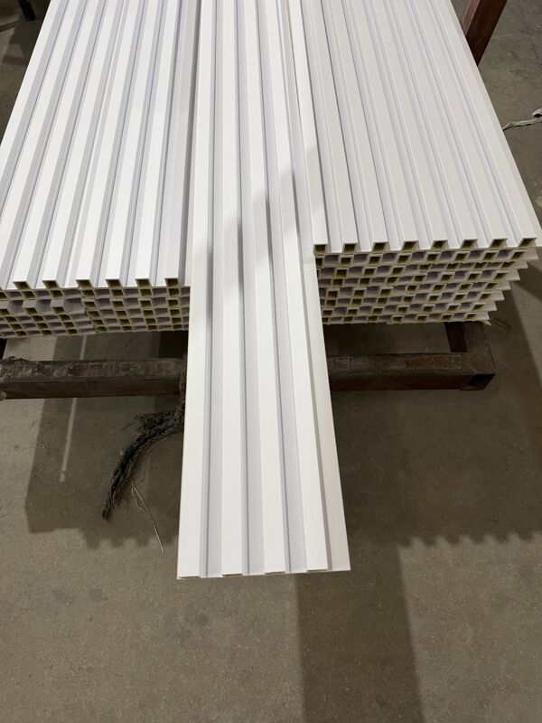 কাস্টমাইজড পরিবেশ-বান্ধব ইন্ডোর ইরেগুলার গ্রিল ডব্লিউপিসি ওয়াল প্যানেল ১৬০x২৪ ক্ল্যাডিং